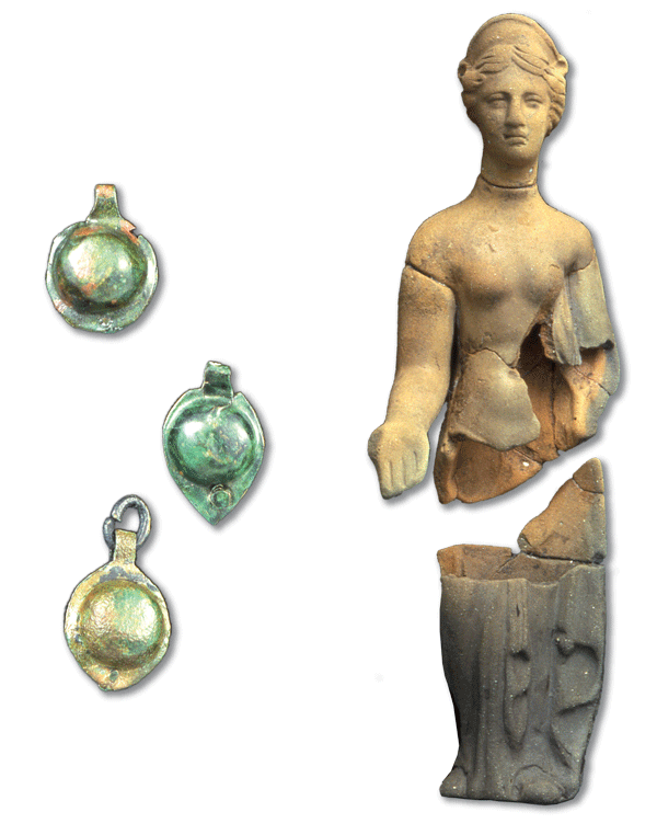 Pendaglietti a bulla in bronzo, età del Ferro - età romanaBronze bivalve pendants (bullae), Iron - Roman Age Statuetta in terracotta di Afrodite pudica, I secolo d.C.Terracotta statue of Venus - Pudica “modest Venus”, 1st century AD