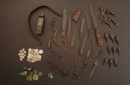 Oggetti ritrovati nella bottega artigiana XIII - XIV secolo d.C. - Finds recovered in the workshop 13th - 14th centuries AD